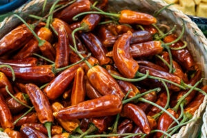 Chiles jalapeño en una olla